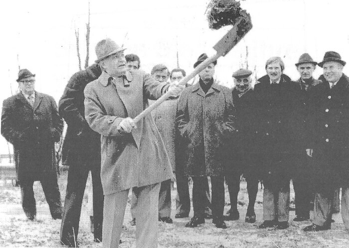 Der Neusser Oberbürgermeister Herbert Karrenberg beim Spatenstich am 8. Februar 1978.